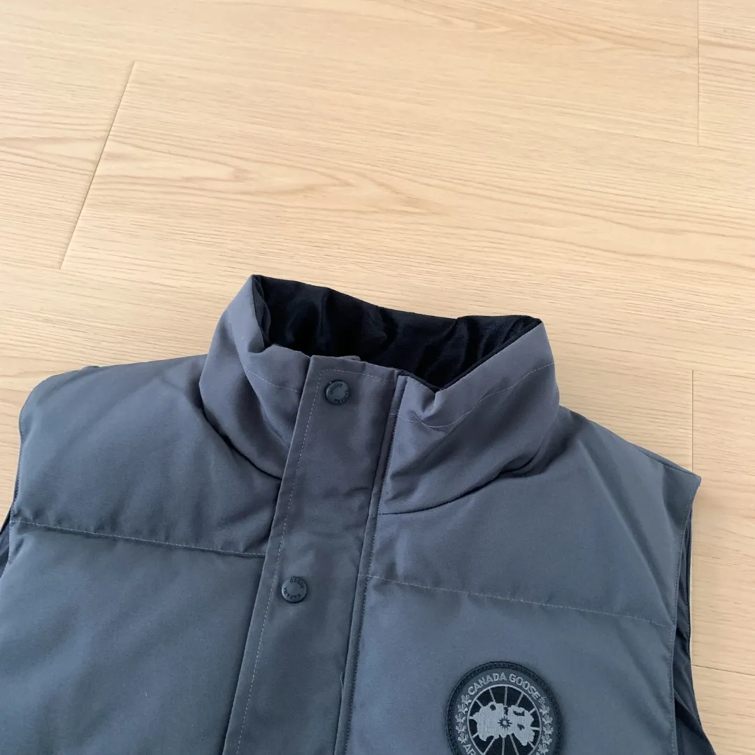 Style number: Y 138 𝑪𝒂𝒏𝒂𝒅𝒂 𝑮𝒐𝒐𝒔𝒆Canada Goose counter level! Canadagoose/Canada Goose New Arrival "2078APPSeries" down vest for men and women Material list: 1⃣ Original custom-made double plain 9500-100% nylon nylon fabric 2⃣ Original YKK zipper, non-sub-factory product 3⃣ National standard 80% white duck down from Guangzhou Inspection, (zp uses 80% white duck down/any boasts of 90% are fake) Material analysis characteristics: 1⃣ Original factory/9500-100% nylon 100% nylon Lurex yarn is actually 100% nylon, which is rarely pure now. Most of them are mixed with cotton thread or polyester. Our top original version is developed in accordance with ZP and uses the same material. 2⃣ As we all know, the original version uses 80% white duck down. The fill power refers to the cubic inches of volume occupied by each ounce (30 grams) of down under certain conditions. If the space occupied by one ounce of down is cubic inches, the fill power of the down is called . So we can simply understand it as: fill power is the volume of down, and the volume of down is fill power. The higher the fill power of down, it means that under the same filling amount, down can fix a larger volume of air layer to keep warm and insulate, so the warmth retention of down is better. Size:XS-2XL Color: Navy Blue Beige Gray Black Red Label Black Black Label